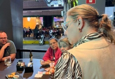 Vereadora Paula Calil visita estabelecimentos comerciais da capital com ação de combate à violência contra a mulher