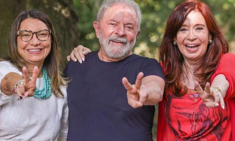 Ex-presidiário, Lula visita Kirchner que está em prisão domiciliar