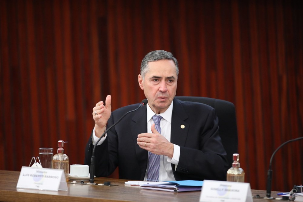 Perdeu Mané: ALMT homenageia Barroso com comenda